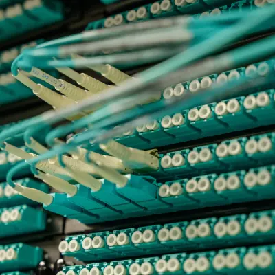 المصرية للاتصالات WE.. البنية التحتية للإنترنت والكابلات البحرية وخدمات المحمول